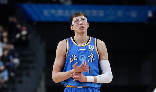 耀世娱乐官方平台-防守中坚！周琦半场2中1拿到3分 但有7篮板1抢断2盖帽